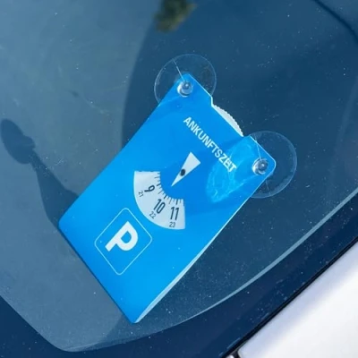Abbildung von Parkscheibe mit Saugnäpfen, 2 Stück, in Blau, aus Pappe, doppelseitig einstellbar, Parkuhr ANKUNFTSZEIT, für Auto, LKW, Wohnmobil, Parking Disc, Parkscheiben, Parkkarte Saugnapf Befestigung