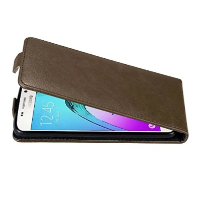 Abbildung von Cadorabo Hülle kompatibel mit Samsung Galaxy A3 2016 Flip Design aus Premium Kunst Leder Klappbare Stoßfeste Magnetische Cover für Tasche in Braun