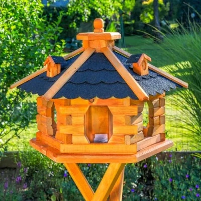 Abbildung von Deko Shop Hannusch Vogelhaus wahlweise mit Ständer und Solarbeleuchtung, Verschiedene Größen L XXL Dachfarben möglich, Futterhaus Futtersilo wetterfestem Bitumendach, Holz, V16