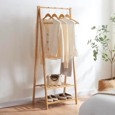 Abbildung von en.casa Garderobenständer, »Öckerö« mit Kleiderstange und 2 Ablagen Bambus 150x60x40cm