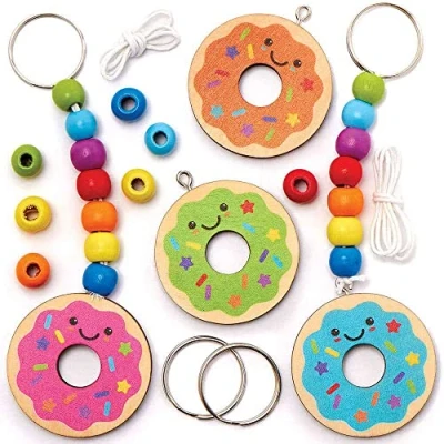 Abbildung von Baker Ross FC792 Donut Schlüsselanhänger und Taschenschmuck Holz Bastelsets 4er Pack, für Kinder zum Basteln