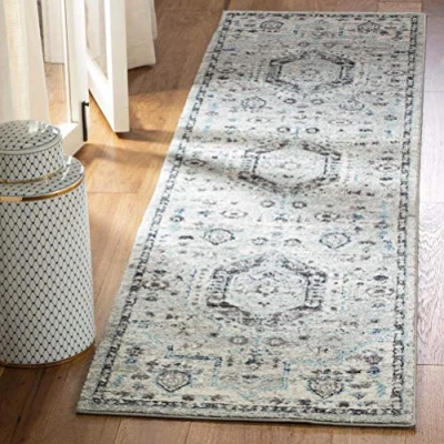 Abbildung von SAFAVIEH Traditionell Teppich für Wohnzimmer, Esszimmer, Schlafzimmer Madison Collection, Kurzer Flor, Grau und Dunkelgrau, 61 X 244 cm