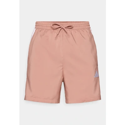 Abbildung von adidas Herren Essential Three Stripes Chelsea Base Short, Wonder Clay/White, M