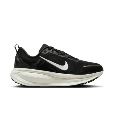 Abbildung von Nike Performance Vomero 18 Laufschuh Straße, Damen, Größe: 44.5, Black/summit white/sail/college grey/smoke grey Schuhe