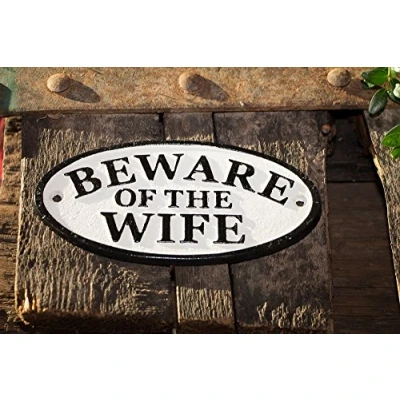 Abbildung von Antikas Nostalgisch Humorvolles Schild Beware of The Wife aus Gusseisen