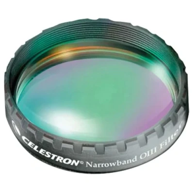 Abbildung von Celestron 93623 Schmalband Sauerstofffilter III 1,25 Zoll trennt von Planeten und Emissionsnebeln ausgestrahlte Sauerstoffstreifen, unnatürliche Farbhalos um helle Sterne, Schwarz