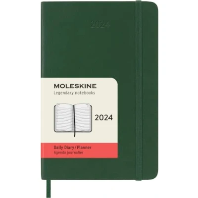 Abbildung von Moleskine Tagesplaner , 12 Monate 2024, Agenda Pocket 9x14, Softcover mit Gummizugverschluss, Farbe Myrtegrün
