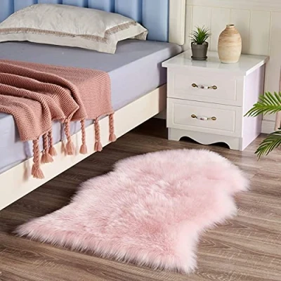 Abbildung von HEQUN Lammfell Teppich Kunstfell Schaffell Imitat Wohnzimmer Teppiche Flauschig Lange Haare Fell Optik Gemütliches Bettvorleger Sofa Matte (Rosa, 75 x 120 cm Fellform)