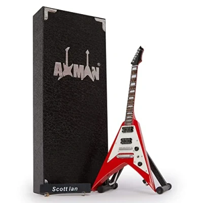 Abbildung von Scott Ian Miniatur Gitarren Nachbildung Musikgeschenke handgemachte Ornamente im Maßstab 1/4 inklusive Displaybox, Namensschild und Gitarrenständer