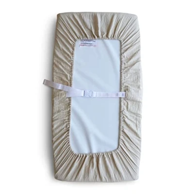Abbildung von Mushie Waschbar Wickelauflagenbezug Wickelauflagehbezug 70x45 cm, Passend für Standard Wickelauflage Verstellbare Sicherheitsgurte (Fog)