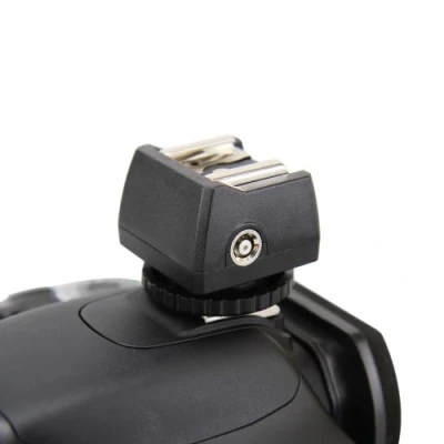Abbildung von JJC JSC 8 Standard ISO Blitzadapter mit PC Synchrobuchse, 3,5mm Klinkenbuchse und Blitzschuh