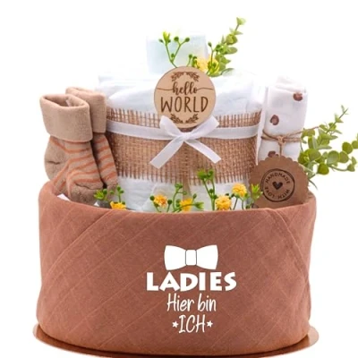 Abbildung von Trend Mama® Windeltorte Boho Style Spruch wählbar 27 Windeln (Gr.2), Musselintuch, Socken &amp; Waschhandschuh Geschenk Geburt (Design Ladies hier bin ich)