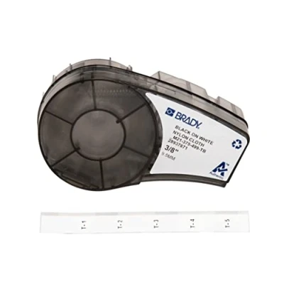 Abbildung von Brady Nylongewebe Etikettenband für Etikettendrucker M211 &amp; M210 Selbstklebendes Nylon Beschriftungsband Wasserfeste Etiketten Klemmenleisten Schwarz auf Weiß (9.53mm x 4.88m) M21 375 499 TB