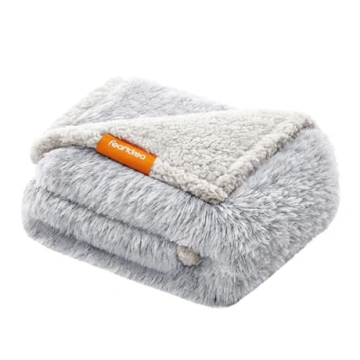 Abbildung von Feandrea Hundedecke, wasserdichte Decke, Langer Plüsch, für Miniaturhunde, kleine Hunde, Katzen, 102 x 73 cm, M, Sherpa Stoff, beidseitig verwendbar, Hundesofa Schutzdecke, Ombré Grau PPB004G01