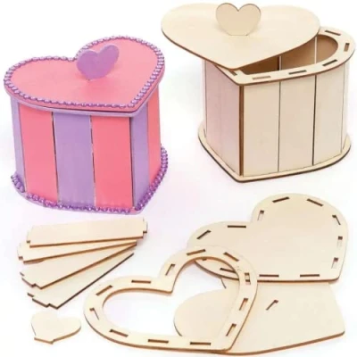 Abbildung von Baker Ross Herz Holzkiste Bausätze 3er Pack, Valentinsbasteleien aus Holz für Kinder (FC431)