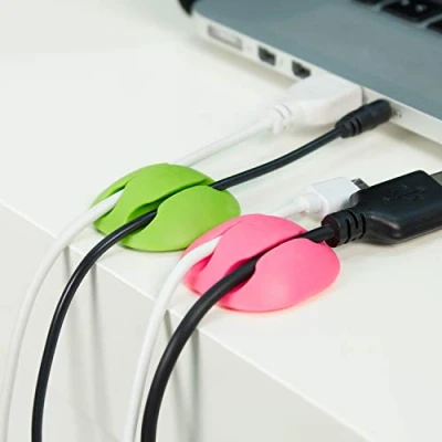 Abbildung von CABLE CANDY Mixed Beans Set 6 Stück Kabelhalter, Kabel Organizer, Kabelclips, Kabelführung, Kabelmanagement für Schreibtisch, zu Hause, Büro und Auto. Selbstklebend. bis 5mm. Pink &amp; Grün