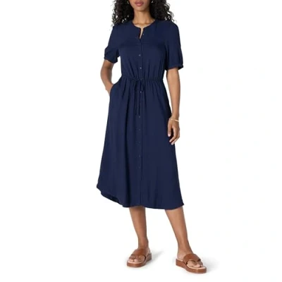 Abbildung von Amazon Essentials Damen Tailliertes A Linien Midikleid mit halblangen Ärmeln in lockerer Passform, Marineblau, M