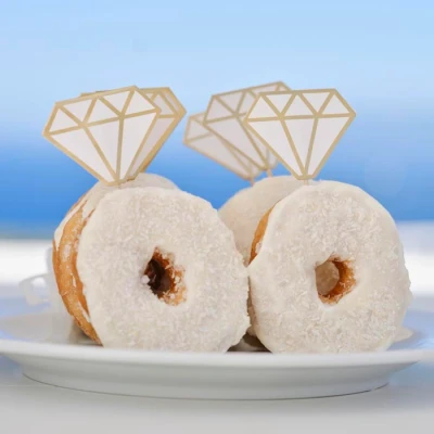 Abbildung von Ginger Ray Donut Engagement Decoration Ringaufsätze mit Holzstäben, 6 Stück, Mehrfarbig