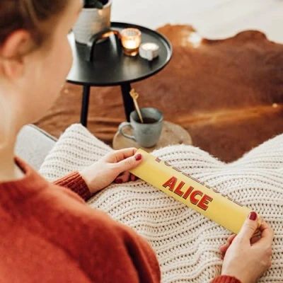 Abbildung von Toblerone Personalisiert mit Namen Personalisier diese und Botschaft, Milchschokolade Honig Mandelnougat (200 Gramm)