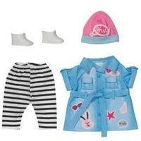 Abbildung von BABY born 835258 Deluxe Jeans Kleid 43cm Puppenkleidung Set mit Puppenkleid, gestreifter Leggings, rosa Mütze und Schuhen.