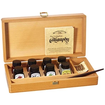 Abbildung von Winsor &amp; Newton 1190193 Kalligraphie Set (8 Zeichentuschen in 14 ml Flaschen, 5 Zeichenfedern, 1 Federhalter und einem A5 Zeichenblock)