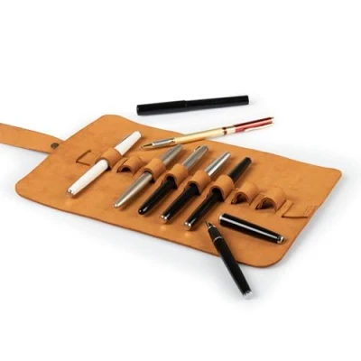 Abbildung von Londo Echtleder Stifterolle, Federmäppchen Elegante Roll up Bleistift Wrap, Mäppchen, Stift Organizer, Bleistiftkasten (Kamel)