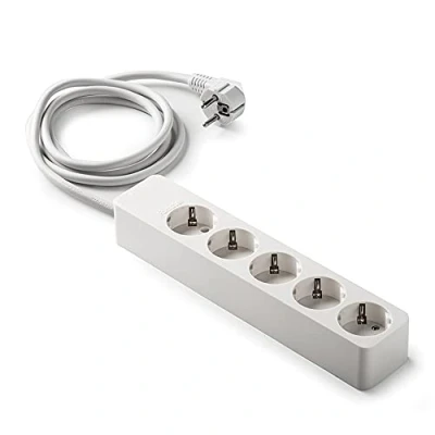 Abbildung von FAMATEL Anschlussleiste 5 Anschlüsse Kabel 1,5 m Bis 3680W 16A 250V Kindersicherung Ausrichtung 45 Verhindert versteckten Verbrauch Weiß