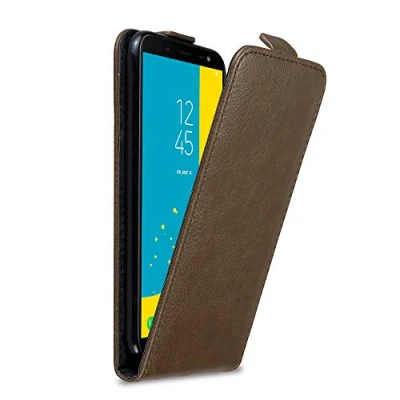 Abbildung von Cadorabo Hülle kompatibel mit Samsung Galaxy J6 2018 Flip Design aus Premium Kunst Leder Klappbare Stoßfeste Magnetische Cover für Tasche in Braun