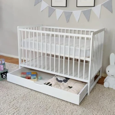 Abbildung von Kids Collective Babybett Gitterbett mit Schublade Kinderbett 60x120 höhenverstellbar, aus hochwertigem Kiefernholz, Bettkasten, optional Matratze