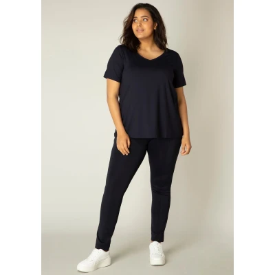 Abbildung von Base Level Curvy T Shirt &quot;Alba&quot;, Weich fließende, formstabile Qualität