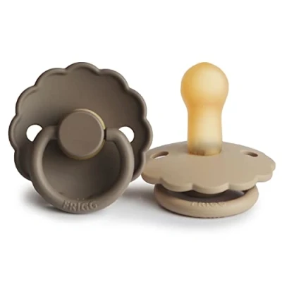 Abbildung von FRIGG Daisy Latex Schnuller Klassischer 2 Stück Symmetrische Kirschform BPA frei Made in Dänemark (Croissant/Portobello, Größe (6 18 Monate))