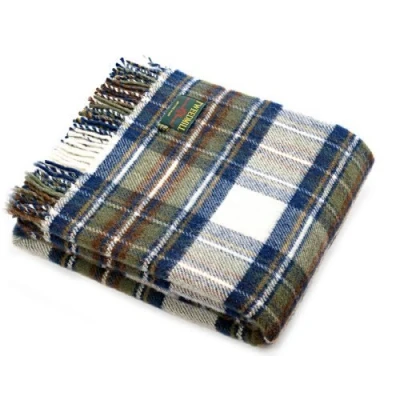 Abbildung von Muted Blue Stewart Tartan Pure New Wolle Knie Teppich Überwurf British Made Tweedmill