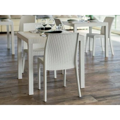 Abbildung von Dmora Tisch im Freien Marte, Fester quadratischer Regal, Mehrzweck Gartentisch in Rattan Optik, 100% Made Italy, 80x80h74 cm, Weiß