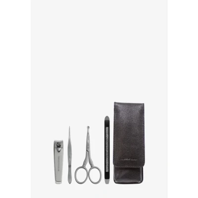 Abbildung von TWEEZERMAN Pflege &amp; Maniküre Set (Geschenkset aus Edelstahl, Essential Grooming Kit, Männerpflege, Trimmen und Kürzen), Schwarz