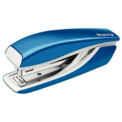 Abbildung von Leitz Mini Heftgerät, 10 Blatt Tacker mit 1000 Heftklammern, Hefter aus Metall Kunststoffelementen, WOW Serie, Blau, 55281036
