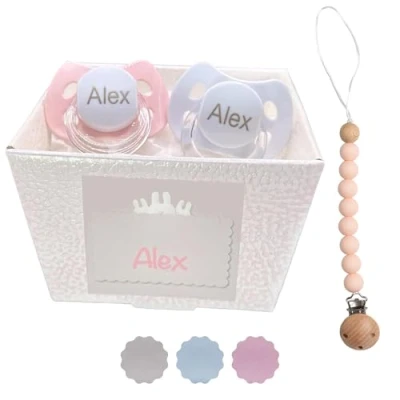 Abbildung von BebeDeParis Schnuller für Babys, personalisierbar mit Namen, Babys von 0 6 Monaten, BPA frei, präsentiert in eleganter Vintage Box (Rosa, 2 + Silikon Schnullerclip)