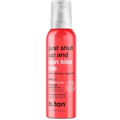 Abbildung von b.tan Graduelle Selbstbräunungsmoussep Just Shut Up and Sun Kiss Me Ultra Feuchtigkeitsspendend mit Marula und Arganöl, Vegan, 207 ml