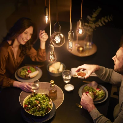 Abbildung von Philips LEDclassic E27 Lampe Gold, ersetzt 25W, warmweiß (1800 Kelvin), Dekolampe