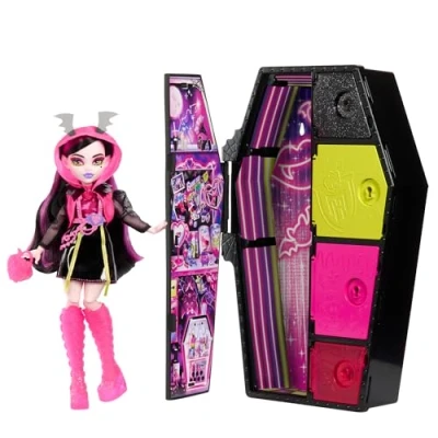 Abbildung von Monster High Skulltimate Secrets Draculaura Puppe Neon Frights Modeüberraschungen, Color Reveal Schlüssel, leuchtende Accessoires, für Kinder ab 6 Jahren, HNF78