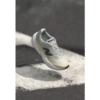 Abbildung von New Balance FuelCell Rebel V5 Damen Laufschuh, Leinen/Grau/Weiß, 42.5 EU