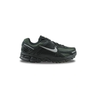 Abbildung von Nike Sportswear ZOOM Vomero Sneaker low, Größe: 43, Black mtlc pewter sequoia flat univ gold Textil