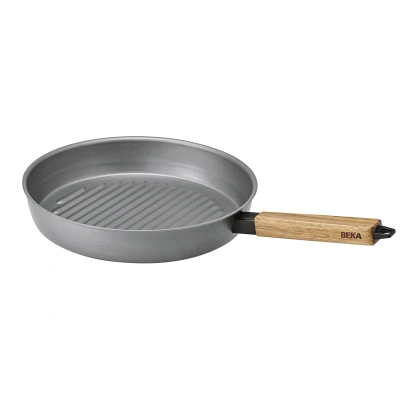 Abbildung von Beka Carbonstahl Grillpfanne Induktion und Barbecue, Eisenpfanne 28cm, mit hitzeabweisedendem Griff aus Holz, ohne Deckel, rund, natürlich beschichtet, Nomad Kollektion