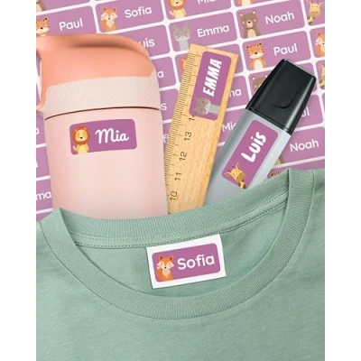 Abbildung von melu kids® Namensaufkleber für Kinder Kleidung &amp; Gegenstände (60 Stück) Kita/Schule Namensschilder waschmaschinenfest und personalisiert (lila)