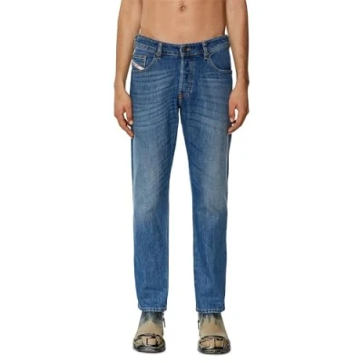 Abbildung von Diesel D Yennox Tapered Fit Mittelblaue Jeans