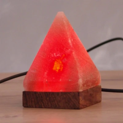 Abbildung von HIMALAYA SALT DREAMS Salzkristall Tischlampe USB Pyramide, LED wechselbar, Warmweiß, Handgefertigt aus jeder Stein ein Unikat, H: ca.11 cm