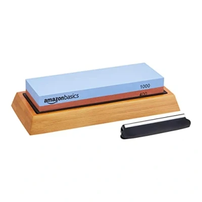 Abbildung von Amazon Basics Messerschärfstein, doppelseitig, Körnung 400/1000, mit rutschfester Bambusunterseite, 18 x 6.1 2.8 cm, Blau und Rot