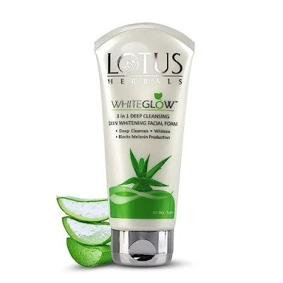 Abbildung von Lotus Herbals WhiteGlow 3 in 1 Deep Cleansing Skin Whitening Gesichtsschaum Gesichtswäsche für alle Hauttypen 100g