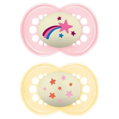 Abbildung von MAM Original Night Schnuller, leuchtend, im 2er Set, aus SkinSoft Silikon mit Schnullerhülle, 16+ Monate, Rosa