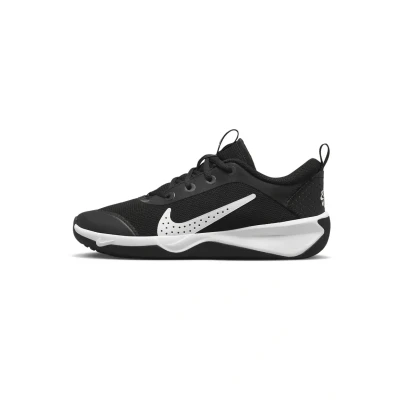 Abbildung von Nike Performance OMNI Multicourt Unisex Laufschuh Neutral für Kinder, Größe: 39, Black/white Schuhe