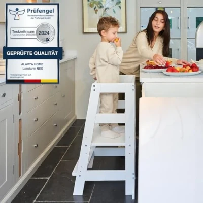 Abbildung von Alavya Home® Stehhilfe Lernturm NEO BESTSELLER! mit Bewertung ab 1 Jahr bis 70 Kilo belastbar (2 Jahre gesetzliche Gewährleistung), Learning Tower Tritthocker, Kippschutz aus Buchenholz Höhenverstellbar